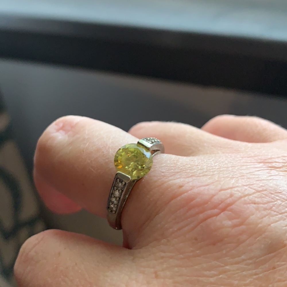 Green ring. - Picture 2 of 2